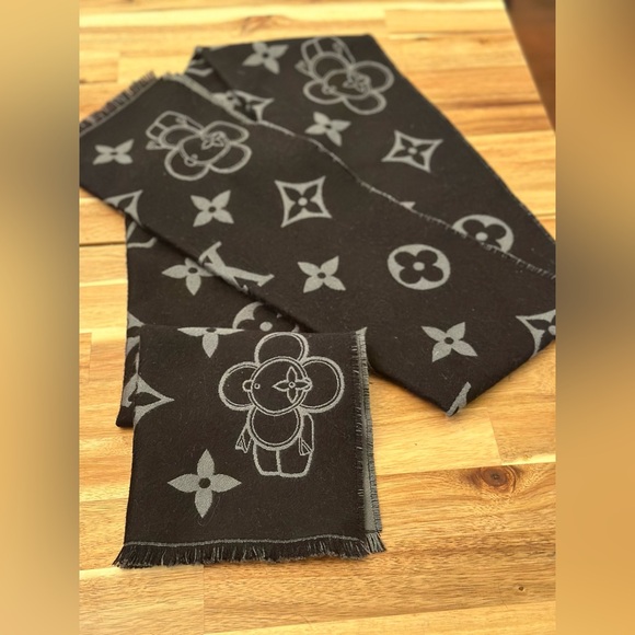 Louis Vuitton Monogram Vivienne Scarf - Picture 2 of 4